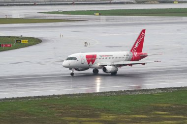 ISTANBUL, TURKIYE - 15 Ekim 2022: Red Wings Airlines Sukhoi SuperJet 100-95B (95171) İstanbul Uluslararası Havaalanına indi