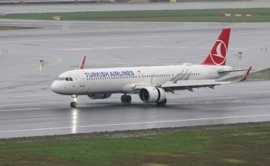 ISTANBUL, TURKIYE - 15 Ekim 2022: Türk Havayolları Airbus A321-271NX (9376) İstanbul Uluslararası Havaalanına indi