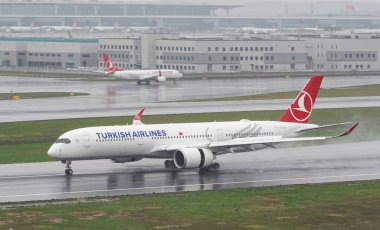 ISTANBUL, TURKIYE - 15 Ekim 2022: Türk Hava Yolları Boeing A350-941 (435) İstanbul Uluslararası Havaalanına indi