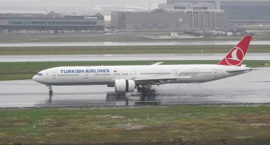 ISTANBUL, TURKIYE - 15 Ekim 2022: Türk Hava Yolları Boeing 777-3F2ER (44117) İstanbul Uluslararası Havaalanına indi