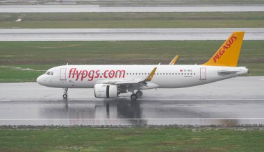 ISTANBUL, TURKIYE - 15 Ekim 2022: Pegasus Airlines Airbus A320-251N (9411) İstanbul Uluslararası Havaalanına indi