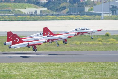 İSTANBUL, TURKIYE - 30 Nisan 2023: Türk Yıldızları ve Türk Hava Kuvvetleri akrobatik gösteri ekibi İstanbul Teknofest sırasında İstanbul Atatürk Havalimanı 'nda sergilendi