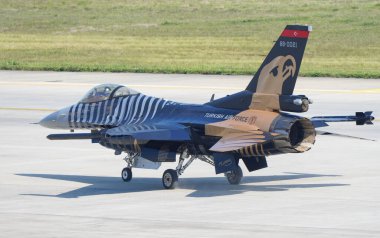 İSTANBUL, TÜRKİYE - 30 Nisan 2023: SOLOTURK, Türk Hava Kuvvetleri Generali Dinamik F-16C İstanbul Teknofest sırasında İstanbul Atatürk Havalimanı 'nda Falcon' da sergileniyor