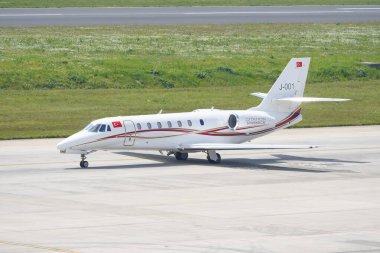 ISTANBUL, TURKIYE - MAYIS 01, 2023: Türk Jandarma Gücü Cessna 680 Citation Sovereign (680-0232) İstanbul Atatürk Havalimanı 'nda taksicilik yapıyor