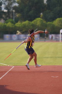 IZMIR, TURKIYE - Temmuz 05, 2023: İzmir Seha Aksoy Spor Sahasında düzenlenen Süper Lig müsabakaları sırasında tanımlanamayan atlet cirit atma