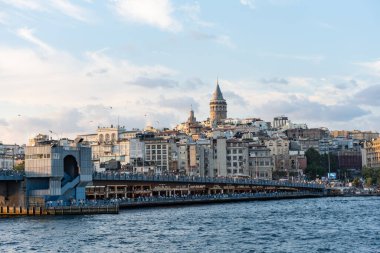 İSTANBUL, TURKIYE - 27 Ağustos 2023: İstanbul 'daki Galata Köprüsü ve Galata Kulesi manzarası