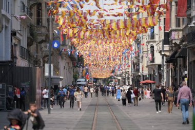 İSTANBUL, TURKIYE - 18 Haziran 2023: Istiklal Caddesi, Beyoğlu 'ndaki Kalabalık