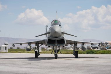 KONYA, TURKIYE - Mayıs 09, 2023: Birleşik Krallık Kraliyet Hava Kuvvetleri Eurofighter Eurofighter FGR4 (BS083) Anadolu Kartal Hava Kuvvetleri Tatbikatı sırasında Konya Havalimanı 'nda taksicilik yapıyor