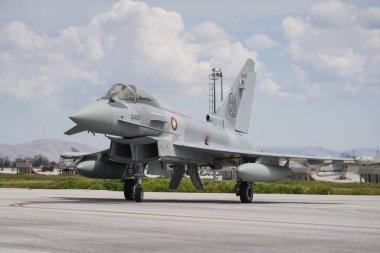 KONYA, TURKIYE - MAYIS 09, 2023: Katar Hava Kuvvetleri Eurofighter EF2000 (MS006) Anadolu Kartal Hava Kuvvetleri Tatbikatı sırasında Konya Havalimanı 'nda taksicilik