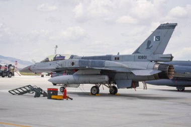 KONYA, TURKIYE - Mayıs 09, 2023: Pakistan Hava Kuvvetleri Lockheed Martin F-16D Fighting Falcon (JF-1) Anadolu Kartal Hava Kuvvetleri Tatbikatı sırasında Konya Havalimanı 'nda görüntüleme