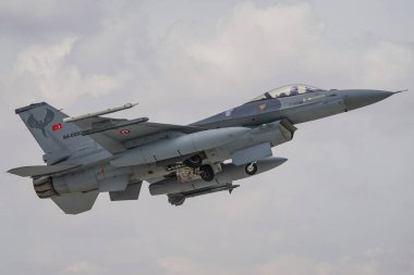 KONYA, TURKIYE - Mayıs 09, 2023: Türk Hava Kuvvetleri Lockheed Martin F-16C Fighting Falcon (HC-56) Anadolu Kartal Hava Kuvvetleri Tatbikatı sırasında Konya Havalimanı 'ndan havalandı