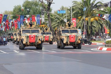 İSTANBUL, TÜRKİYE - 30 Ağustos 2023: Vatan Bulvarı 'nda 30 Ağustos' ta askeri araçlar geçit töreni