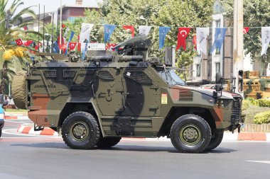 İSTANBUL, TÜRKİYE - 30 Ağustos 2023: Vatan Bulvarı 'nda 30 Ağustos' ta askeri araçlar geçit töreni