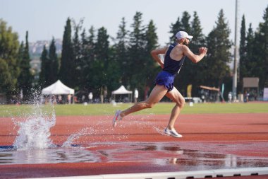 IZMIR, TURKIYE - Temmuz 05, 2023: İzmir Seha Aksoy Spor Sahasında düzenlenen Süper Lig müsabakaları sırasında 3000 metre engelli koşan tanımlanamayan sporcu