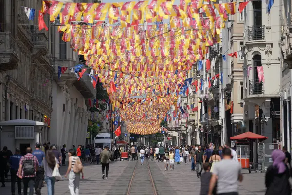 Istanbul Turkiye Kesäkuu 2023 Ihmisjoukko Istiklal Streetillä Beyoglu — kuvapankkivalokuva