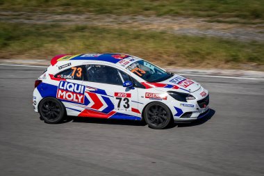 KOCAELI, TURKIYE - 24 Eylül 2023: Türkiye Rallycross Şampiyonası sırasında araba yarışı.