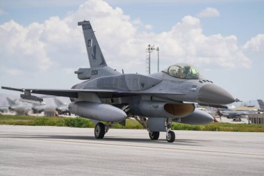 KONYA, TURKIYE - Mayıs 09, 2023: Pakistan Hava Kuvvetleri Lockheed Martin F-16C Savaş Şahini (JE-8) Anadolu Kartal Hava Kuvvetleri Tatbikatı sırasında Konya Havalimanı 'nda taksicilik yapıyor