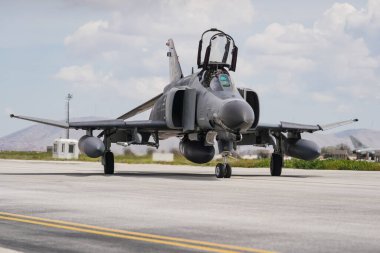 KONYA, TURKIYE - Mayıs 09, 2023: Türk Hava Kuvvetleri McDonnell Douglas F-4E Terminator 2020 (5009) Anadolu Kartal Hava Kuvvetleri Tatbikatı sırasında Konya Havalimanı 'nda taksicilik