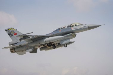 KONYA, TURKIYE - MAYIS 09, 2023: Türk Hava Kuvvetleri General Dynamics F-16D Fighting Falcon (4S-14) Anadolu Kartal Hava Kuvvetleri Tatbikatı sırasında Konya Havalimanı 'ndan havalandı