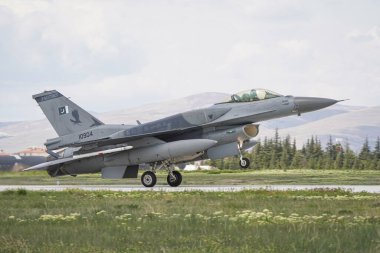 KONYA, TURKIYE - MAYIS 09, 2023: Pakistan Hava Kuvvetleri Lockheed Martin F-16C Fighting Falcon (JE-4) Anadolu Kartal Hava Kuvvetleri tatbikatı sırasında Konya Havalimanı 'na indi