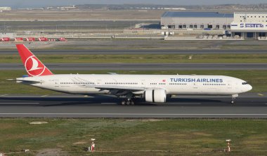 ISTANBUL, TURKIYE - NOVEMBER 05, 2022: Turkish Airlines Boeing 777-3F2ER (40797) landing to Istanbul International Airport