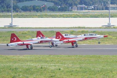 İSTANBUL, TURKIYE - 30 Nisan 2023: Türk Yıldızları ve Türk Hava Kuvvetleri akrobatik gösteri ekibi İstanbul Teknofest sırasında İstanbul Atatürk Havalimanı 'nda sergilendi