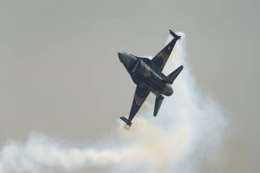 İSTANBUL, TURKIE - MAYIS 01, 2023: SOLOTURK, Türk Hava Kuvvetleri Generali Dinamik F-16C Savaş Şahini Teknofest İstanbul 'u sırasında İstanbul Atatürk Havalimanı' nda sergileniyor