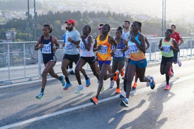 İSTANBUL, TÜRKİYE - Kasım 05, 2023: 45 'te koşan sporcular. Bir yarışta iki kıtayı kapsayan İstanbul maratonu.