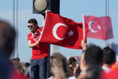 İSTANBUL, TÜRKİYE - Kasım 05, 2023: 45 'te bayraklar üzerinde koşan sporcular. Bir yarışta iki kıtayı kapsayan İstanbul maratonu.