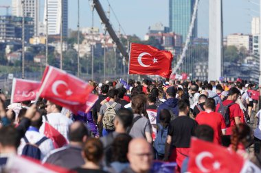 İSTANBUL, TÜRKİYE - Kasım 05, 2023: 45 'te bayraklar üzerinde koşan sporcular. Bir yarışta iki kıtayı kapsayan İstanbul maratonu.