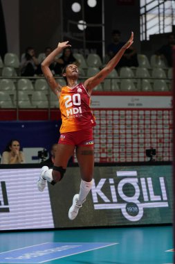 İSTANBUL, TURKIYE - 28 Ekim 2023: Danielle Cuttino Burhan Felek Spor Salonu 'nda Galatasaray Daikin PTT Türkiye Sultanlar Ligi maçında görev yapıyor