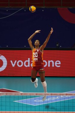 İSTANBUL, TURKIYE - 28 Ekim 2023: Danielle Cuttino Burhan Felek Spor Salonu 'nda Galatasaray Daikin PTT Türkiye Sultanlar Ligi maçında görev yapıyor