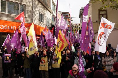 İSTANBUL, TURKIYE - 26 Kasım 2023: Kadıköy 'de kadınlara yönelik şiddeti protesto edenler