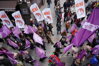 İSTANBUL, TURKIYE - 26 Kasım 2023: Kadıköy 'de kadınlara yönelik şiddeti protesto edenler
