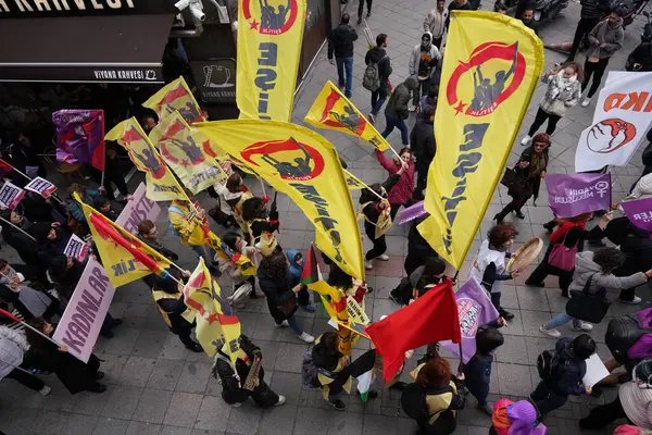İSTANBUL, TURKIYE - 26 Kasım 2023: Kadıköy 'de kadınlara yönelik şiddeti protesto edenler