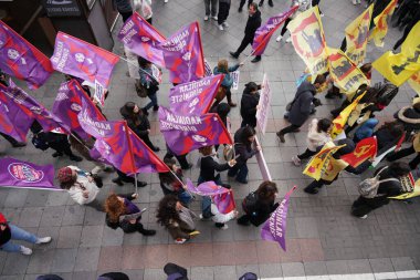 İSTANBUL, TURKIYE - 26 Kasım 2023: Kadıköy 'de kadınlara yönelik şiddeti protesto edenler