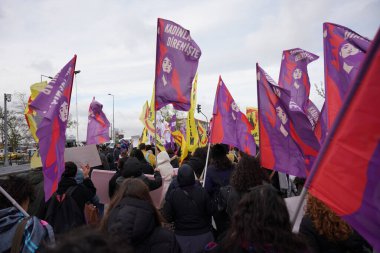 İSTANBUL, TURKIYE - 26 Kasım 2023: Kadıköy 'de kadınlara yönelik şiddeti protesto edenler