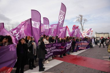 İSTANBUL, TURKIYE - 26 Kasım 2023: Kadıköy 'de kadınlara yönelik şiddeti protesto edenler