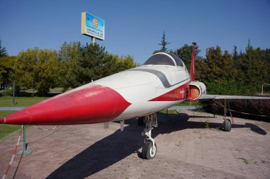 ESKISEHIR, TURKIYE - 17 Eylül 2023: Türk Hava Kuvvetleri F-5A Vecihi Hurkus Havacılık Parkı 'nda sergilendi