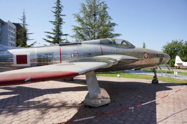 ESKISEHIR, TURKIYE - 17 Eylül 2023: Türkiye Hava Kuvvetleri Cumhuriyeti RF-84F Şimşek (8733) Vecihi Hurkus Havacılık Parkı 'nda sergilendi