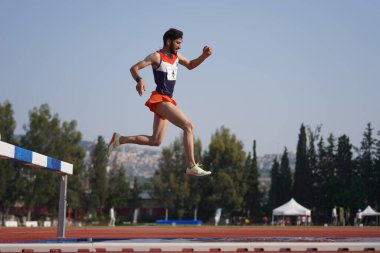 IZMIR, TURKIYE - Temmuz 05, 2023: İzmir Seha Aksoy Spor Sahasında düzenlenen Süper Lig müsabakaları sırasında 3000 metre engelli koşan tanımlanamayan sporcu