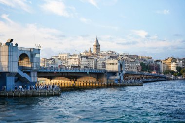 İSTANBUL, TURKIYE - 27 Ağustos 2023: İstanbul 'daki Galata Köprüsü ve Galata Kulesi manzarası
