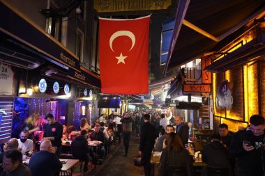 İSTANBUL, TURKEY - 31 Aralık 2023: İstanbul 'da yeni yılı kutlamak için Nevizade' dekiler