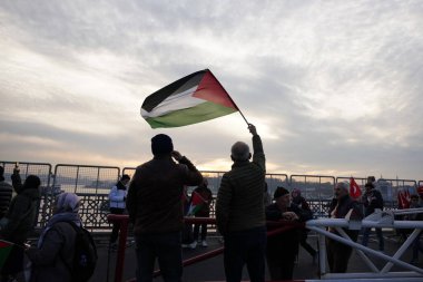 İSTANBUL, TURKEY - HAZİRAN 01, 2024: Sultanahmet Meydanı 'nda toplanan insanlar Filistin' i desteklemek için Galata Köprüsü 'ne yürüdü