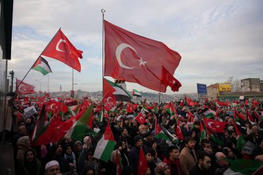 İSTANBUL, TURKEY - HAZİRAN 01, 2024: Sultanahmet Meydanı 'nda toplanan insanlar Filistin' i desteklemek için Galata Köprüsü 'ne yürüdü