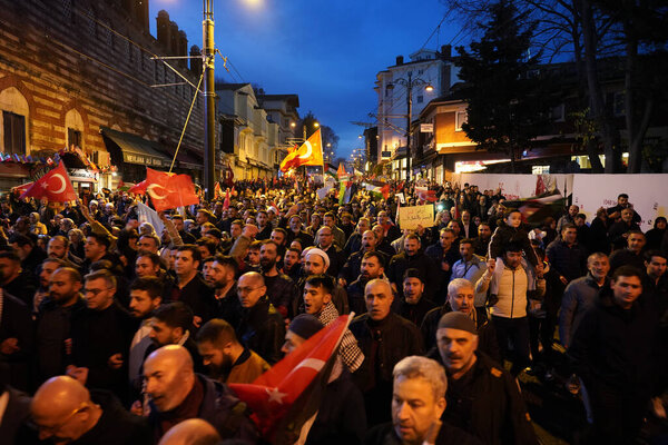 СТАМБУЛ, ТУРЦИЯ - 01 ЯНВАРЬ 2024: Люди собрались на площади Султанахмет и пошли к мосту Галата, чтобы поддержать Палестину