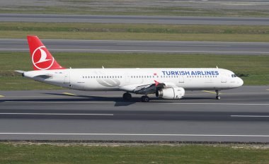 ISTANBUL, TURKIYE - NOVEMBER 05, 2022: Türk Havayolları Airbus A321-231 (3382) İstanbul Uluslararası Havaalanına indi
