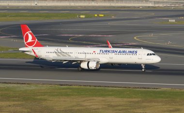 ISTANBUL, TURKIYE - NOVEMBER 05, 2022: Türk Havayolları Airbus A321-231 (7516) İstanbul Uluslararası Havaalanına indi