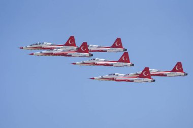 İSTANBUL, TURKIYE - 30 Nisan 2023: Türk Yıldızları ve Türk Hava Kuvvetleri akrobatik gösteri ekibi İstanbul Teknofest sırasında İstanbul Atatürk Havalimanı 'nda sergilendi