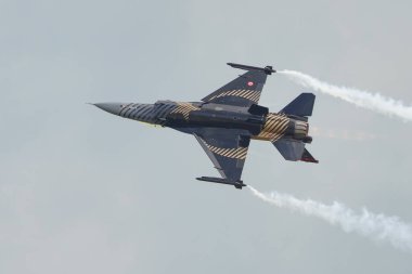 İSTANBUL, TURKIE - MAYIS 01, 2023: SOLOTURK, Türk Hava Kuvvetleri Generali Dinamik F-16C Savaş Şahini Teknofest İstanbul 'u sırasında İstanbul Atatürk Havalimanı' nda sergileniyor